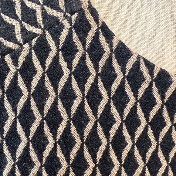 Vince Camuto Sleevless Dressy Black Geometric Top - Picture 3 of 5